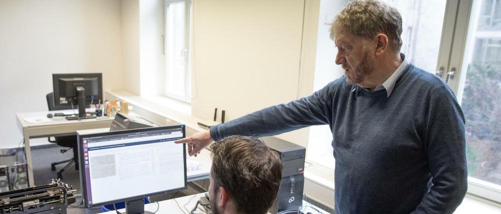 Arbeit am Rechner in der Akademie Berlin-Brandenburg.