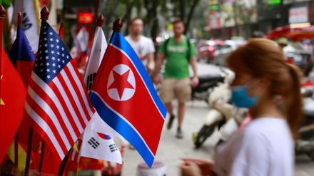 29.01.2019, Vietnam, Hanoi: Ein Geschäft bietet US-Flaggen und Nordkoreanische Flaggen an. Der zweite Gipfel zwischen US-Präsident Donald Trump und dem nordkoreanischen Machthaber Kim Jong Un findet am 27. und 28. Februar in Vietnam statt. Das sagte Trump am Dienstag (Ortszeit) den 05.02.2019 in Washington in seiner Rede zur Lage der Nation. Foto: Hau Dinh/AP/dpa +++ dpa-Bildfunk +++