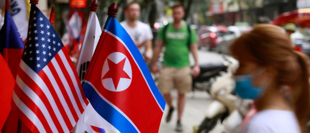 29.01.2019, Vietnam, Hanoi: Ein Geschäft bietet US-Flaggen und Nordkoreanische Flaggen an. Der zweite Gipfel zwischen US-Präsident Donald Trump und dem nordkoreanischen Machthaber Kim Jong Un findet am 27. und 28. Februar in Vietnam statt. Das sagte Trump am Dienstag (Ortszeit) den 05.02.2019 in Washington in seiner Rede zur Lage der Nation. Foto: Hau Dinh/AP/dpa +++ dpa-Bildfunk +++