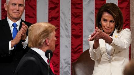 US-Präsident Donald Trump wendet sich der demokratischen Mehrheitsführerin des Repräsentantenhauses, Nancy Pelosi, zu.