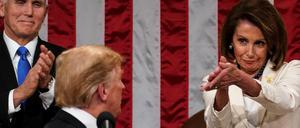 US-Präsident Donald Trump wendet sich der demokratischen Mehrheitsführerin des Repräsentantenhauses, Nancy Pelosi, zu.