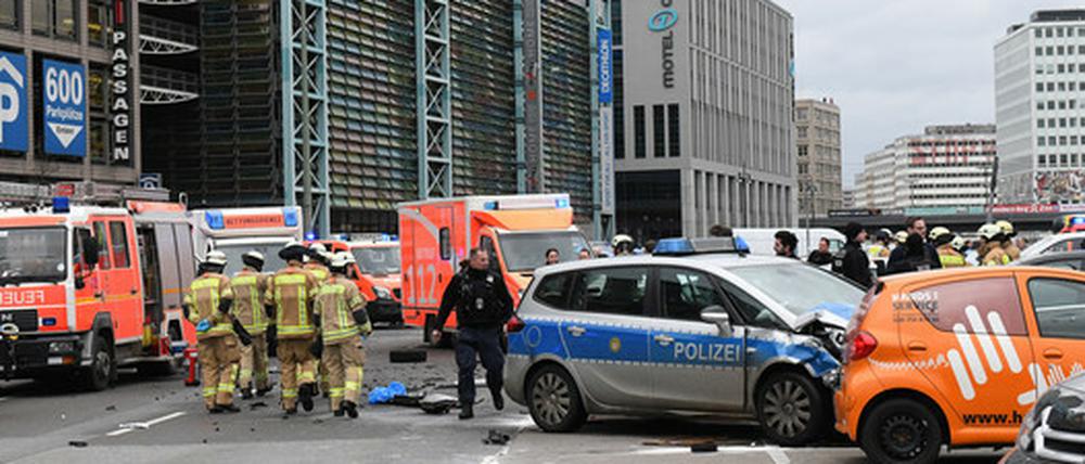 Polizisten und Feuerwehrmänner arbeiten an dem Unfallort, an dem ein Polizist mit voller Fahrt auf Fabien Martini prallte-.