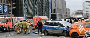 Polizisten und Feuerwehrmänner arbeiten an dem Unfallort, an dem ein Polizist mit voller Fahrt auf Fabien Martini prallte-.
