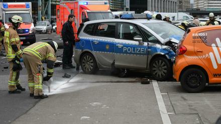 Fahrt im Rausch? So sah der Polizeiwagen aus, nachdem er im Januar 2018 den Kleinwagen der 21-Jährigen gerammt hatte.