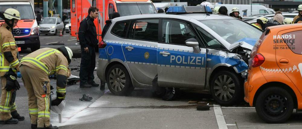 Fahrt im Rausch? So sah der Polizeiwagen aus, nachdem er im Januar 2018 den Kleinwagen der 21-Jährigen gerammt hatte.