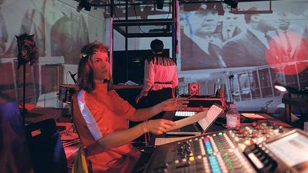 Computer sind auch Bibliotheken. Im Geschichtslabor der „Europäischen Gemeinschaft für Kulturelle Zusammenarbeit“. 