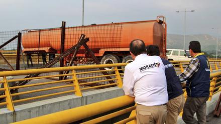 Ein Tanklaster blockiert die Grenzbrücke "Tienditas" zwischen Venezuela und Kolumbien.