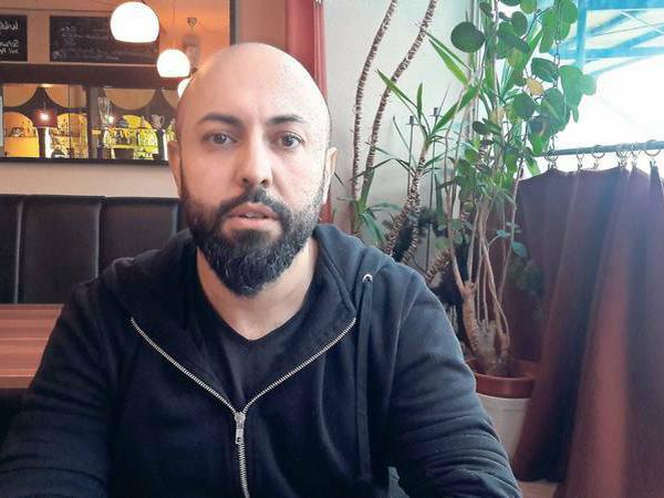 Ferat Kocak im Café Reuters 179, von dort aus wurde er im Januar 2018 bis nach Hause verfolgt.