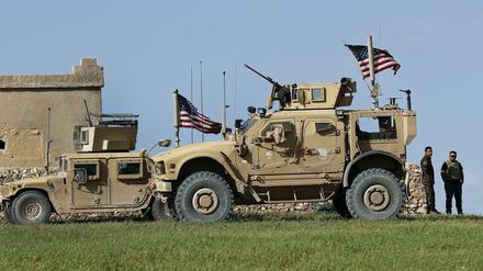 US-Militärfahrzeuge stehen an einer Straße in Syrien.