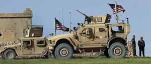 US-Militärfahrzeuge stehen an einer Straße in Syrien.