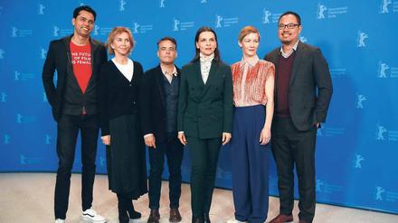 Die glorreichen Sechs. Rajendra Roy, Trudie Styler, Sebastián Lelio, Juliette Binoche, Sandra Hüller und Justin Chang sind die Wettbewerbs-Jury. 