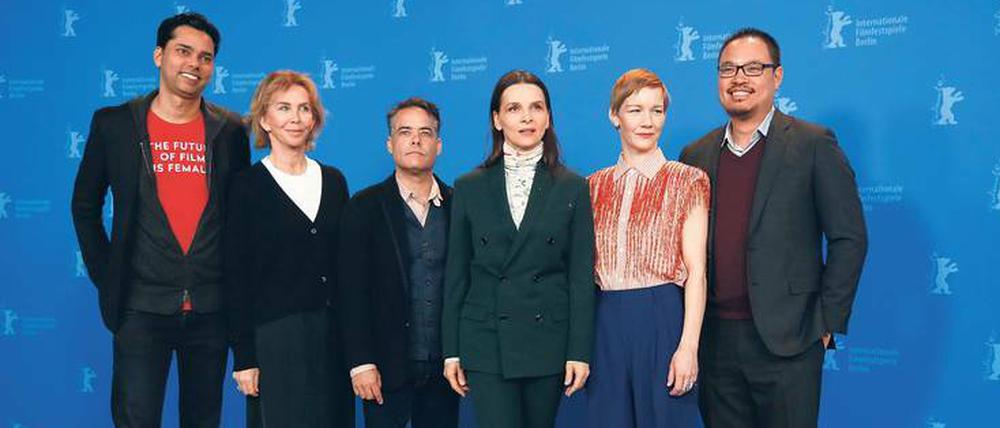 Die glorreichen Sechs. Rajendra Roy, Trudie Styler, Sebastián Lelio, Juliette Binoche, Sandra Hüller und Justin Chang sind die Wettbewerbs-Jury. 