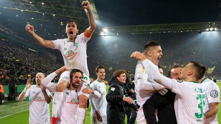 So sehen Achtelfinal-Sieger aus. Bremens Max Kruse jubelt auf den Schultern von Martin Harnik.