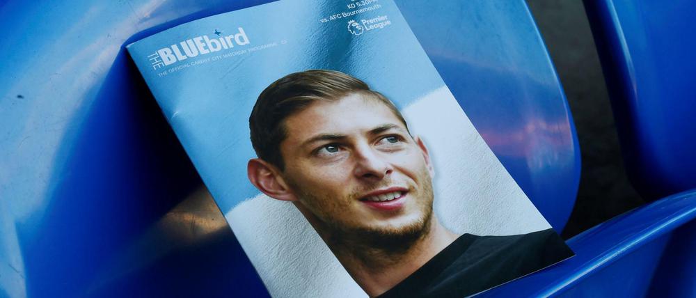 Ein Foto von Emiliano Sala auf einem Stadionheft