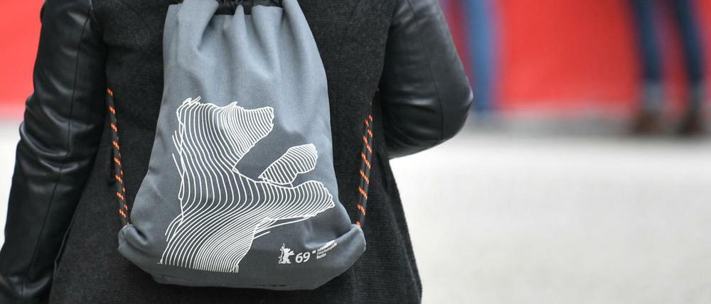 Eine Frau mit einem Berlinale-Rucksack am Potsdamer Platz