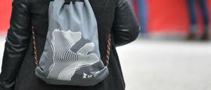 Eine Frau mit einem Berlinale-Rucksack am Potsdamer Platz