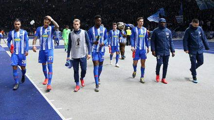 Traurige Gestalten. Die Spieler von Hertha BSC verteidigten gegen die Bayern aufopferungsvoll, schieden aber dennoch aus dem Pokal aus.