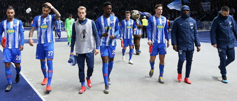 Traurige Gestalten. Die Spieler von Hertha BSC verteidigten gegen die Bayern aufopferungsvoll, schieden aber dennoch aus dem Pokal aus.
