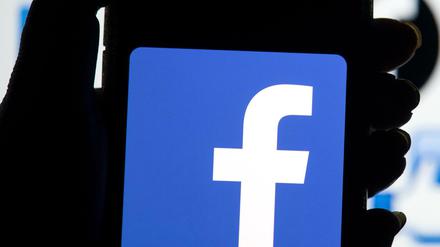 Facebook-Logo auf dem Bildschirm eines Smartphones