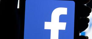 Facebook-Logo auf dem Bildschirm eines Smartphones
