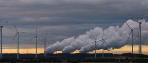 Windenergieanlagen am Rand des ehemaligen Braunkohle-Tagebaus im südbrandenburgischen Jänschwalde.