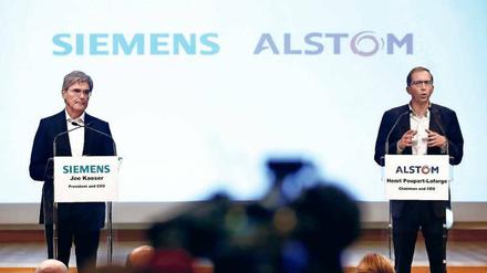 Im September 2017 stellten Siemens-Vorstandschef Joe Kaeser (li.) und sein Alstom-Kollege Henri Poupart-Lafarge in Paris die geplante Fusion vor. Beide Unternehmen müssen sich nun Alternativen suchen. Bei Siemens ist ein Börsengang der Schienenfahrzeugsparte möglich oder vielleicht doch noch eine Kooperation mit Bombardier. 