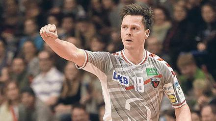 Weltmeisterlich. Auch in den Reihen der Füchsen steht nach dem Turnier in Deutschland und Dänemark mit Hans Lindberg nun ein Titelträger. Für die Berliner geht es in der Bundesliga zum Jahresauftakt nach Lemgo. Foto: Jörg Carstensen/dpa