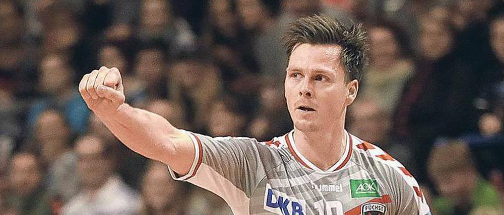 Weltmeisterlich. Auch in den Reihen der Füchsen steht nach dem Turnier in Deutschland und Dänemark mit Hans Lindberg nun ein Titelträger. Für die Berliner geht es in der Bundesliga zum Jahresauftakt nach Lemgo. Foto: Jörg Carstensen/dpa