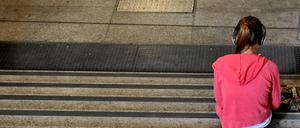 Kinder die Opfer von Mobbing werden, vertrauen sich oft erst nach langer Zeit jemandem an.