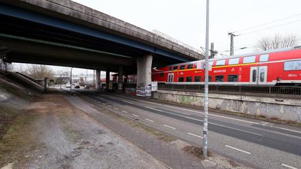 Brücke der Hochstraße über die Bahngleise und die Friedrich-List-Straße