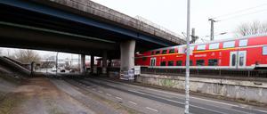 Brücke der Hochstraße über die Bahngleise und die Friedrich-List-Straße
