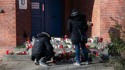 Gedenkstätte aus Kerzen und Blumen vor dem Eingang zur Hausotter-Grundschule in Reinickendorf.