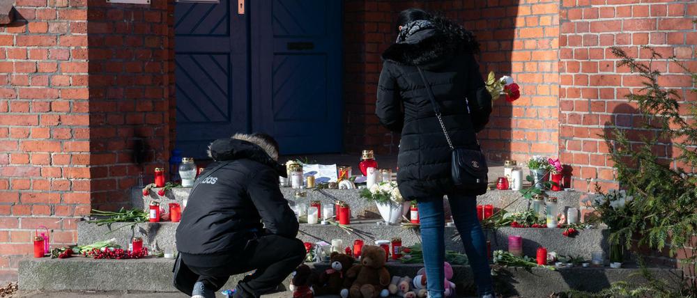 Gedenkstätte aus Kerzen und Blumen vor dem Eingang zur Hausotter-Grundschule in Reinickendorf.