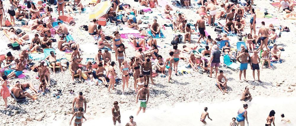 Mitreisewarnung. Manchmal geht es im Urlaub sehr eng zu.