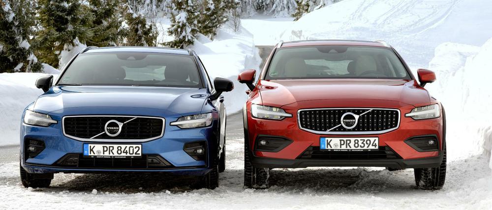 Kraftvoll hoch und sportlich flach: Neben dem V60 Cross Country wirkt der Kombi in R-Design nahezu grazil.
