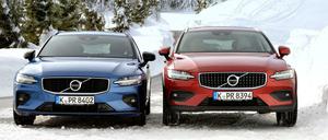 Kraftvoll hoch und sportlich flach: Neben dem V60 Cross Country wirkt der Kombi in R-Design nahezu grazil.