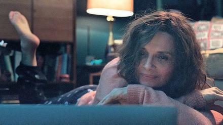 Juliette Binoche als verliebte Professorin in „Celle que vous croyez“ von Safy Nebbou, die im Berlinale Special läuft.