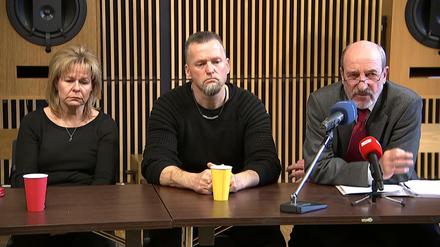 Die Eltern von Fabien M. und ihre Anwälte bei einer Pressekonferenz.