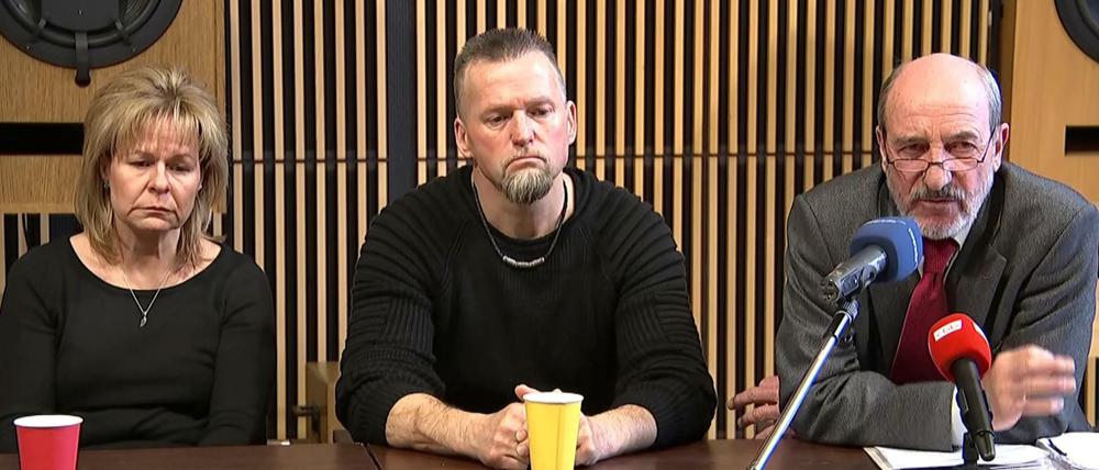 Die Eltern von Fabien M. und ihre Anwälte bei einer Pressekonferenz.