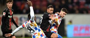 Nicht zu bremsen: Bayers Karim Bellarabi (mitte).