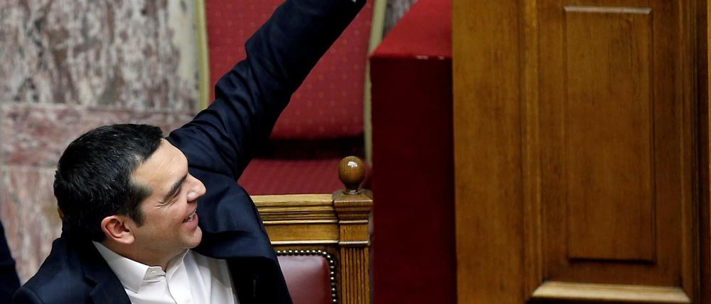 Griechenlands Regierungschef Tsipras hebt die Hand für Nordmazedoniens Nato-Beitritt.