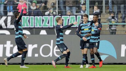 Salomon Kalou (rechts) jubelt mit Lukas Klünter (2. v. r.) über seinen Treffer.
