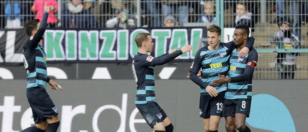 Salomon Kalou (rechts) jubelt mit Lukas Klünter (2. v. r.) über seinen Treffer.