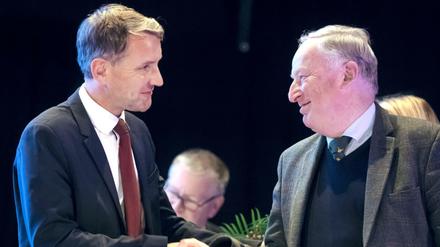 Alexander Gauland (r), AfD Bundessprecher, gratuliert AfD-Landessprecher Björn Höcke beim Landesparteitag der AfD Thüringen nach dessen erfolgreichen Wahl zum Spitzenkandidaten für die Thüringer Landtagswahl 2019. 