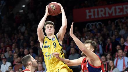 Auf dem Sprung. Albas Jonas Mattisseck (Mitte) ist erst 19 Jahre alt und steht nun vor seinem Debüt in der Basketball-Nationalmannschaft.