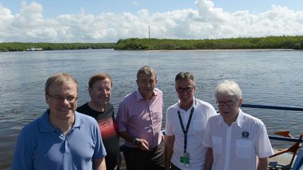 Die damaligen DFB-Mitglieder Peter Peters, Rainer Koch, Wolfgang Niersbach und Helmut Sandrock mit Ligapräsident Reinhard Rauball in Brasilien.