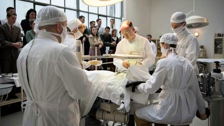 Am 19. Februar startet die zweite Staffel der historischen Krankenhausserie "Charité" in der ARD mit sechs neuen Folgen. Ohne die kreative Leistung der Drehbuchautoren wären solche Erzählungen nicht möglich. 