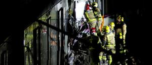 Rettungskräfte verschafften sich Zugang zu einem der beiden verunfallten Züge.