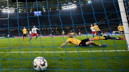 Zu spät dran. Gegen Holtbys Schuss ist jeder Dresdner Spieler machtlos.