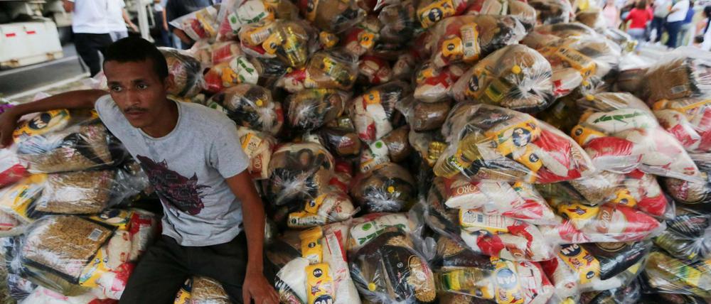 Ein Freiwilliger Helfer neben Tüten mit Lebensmitteln. Hilfslieferungen von Kolumbien nach Venezuela waren zuletzt in der Grenzstadt Cúcuta gestoppt worden.